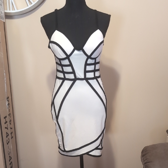 Charlotte Russe Dresses & Skirts - Charlotte Russe Chic White and Black Bodycon Dress